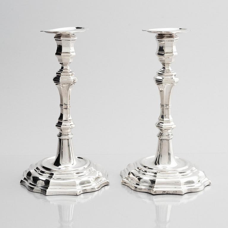 Jonas Thomasson Ronander, ljusstakar, ett par, silver, Stockholm 1754. Senbarock.