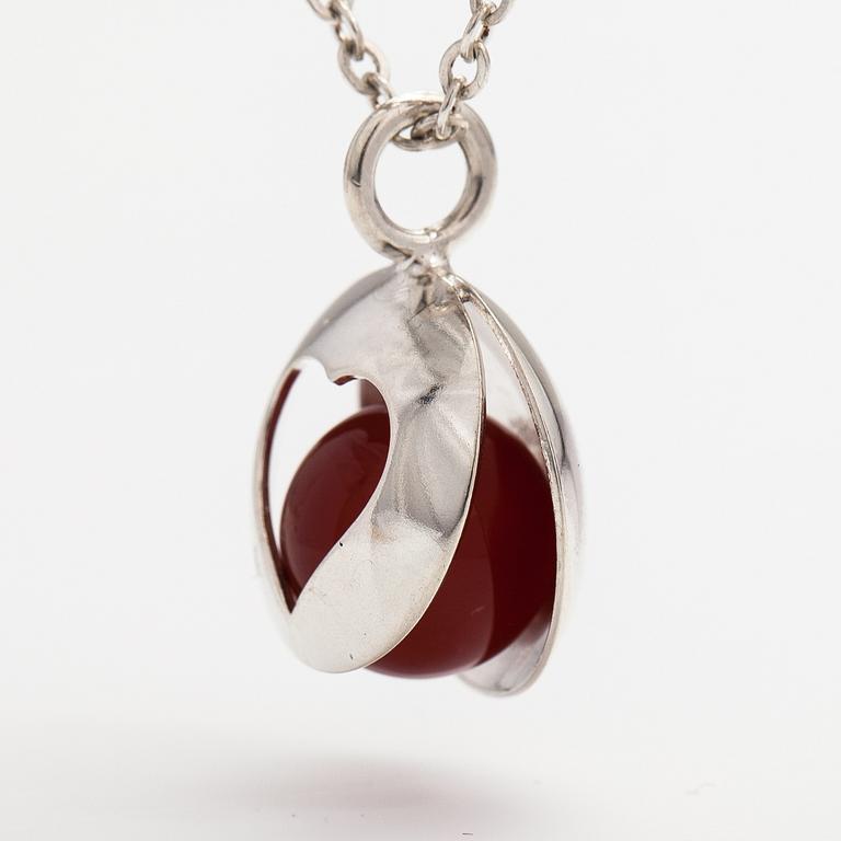 Elis Kauppi, A sterling silver necklace with a red carneol. Kupittaan kulta, Turku 1974.