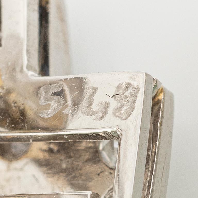 Örhängen platina med cabochonslipade smaragder och gammalslipade diamanter.