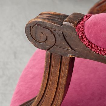 Karmstolar, ett par, gustaviansk stil, 1900-talets första hälft.