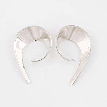 TONE VIGELAND, a pair of earrings,"Slynge – Sling", PLUS Sølvstue, Norway Silver Designs,