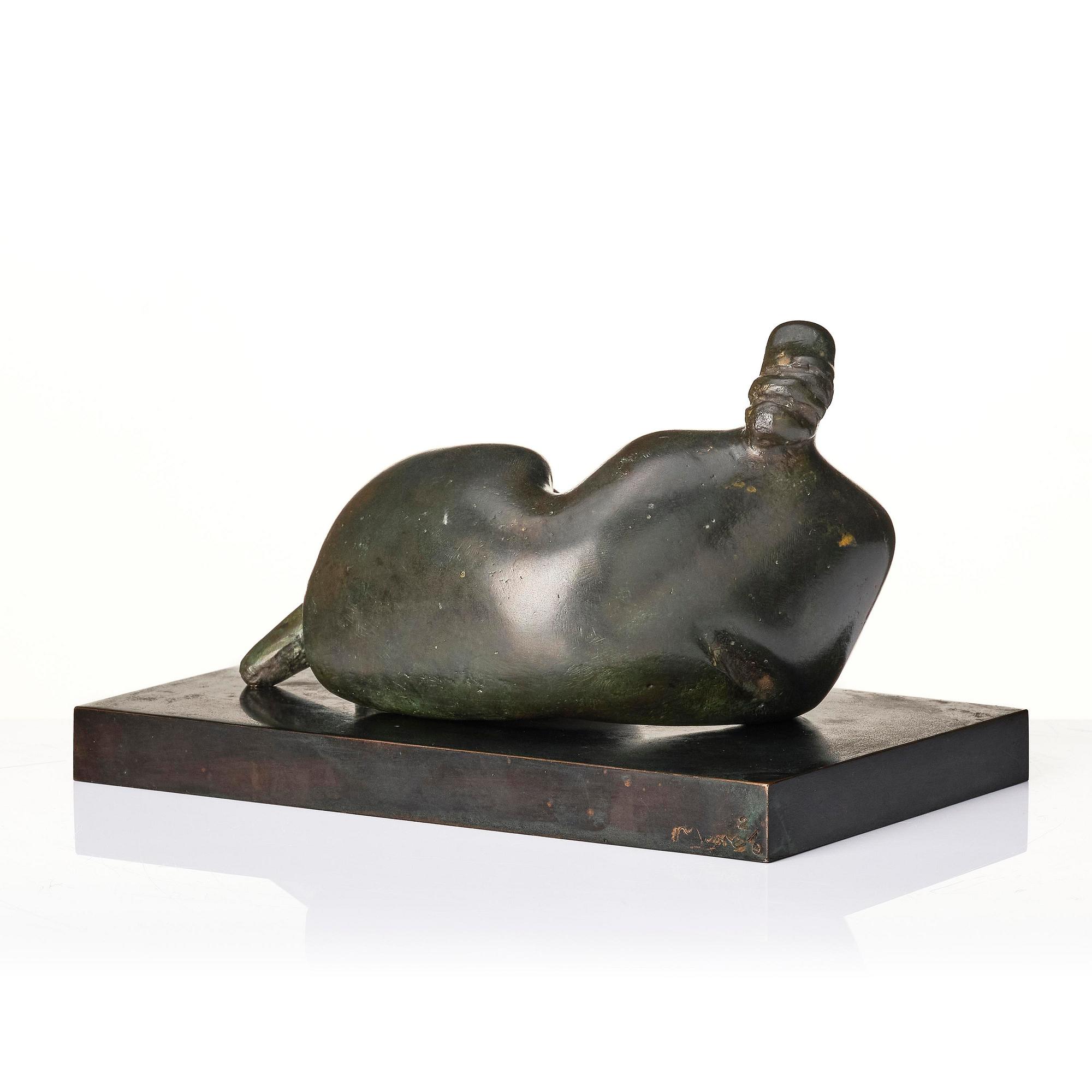 Henry Moore, "Reclining Figure Curved: Smooth".