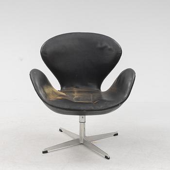 Arne Jacobsen, a 'Svanen' lounge chair from Fritz Hansen, 1960's.