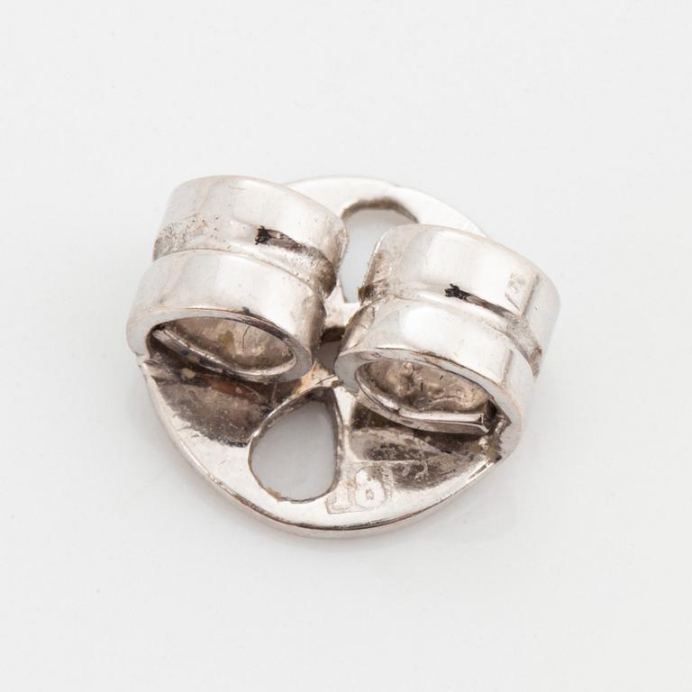 Ett par örhängen 18K guld med odlade droppformade pärlor.