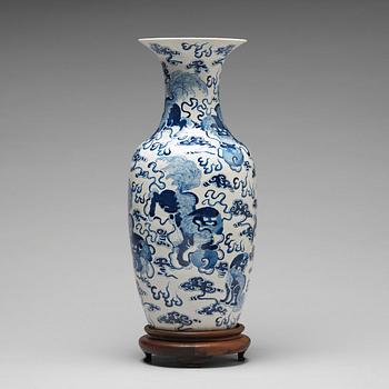 A blue and white vase, Qing dynasty, 19th Century.