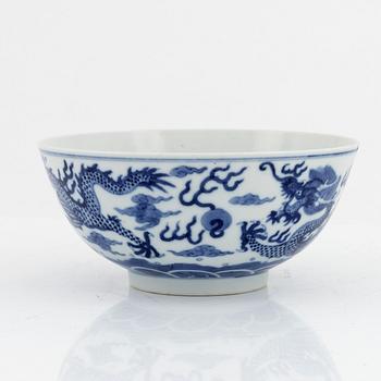 A blue and white porcelain bowl, China, late Qing dynasty.