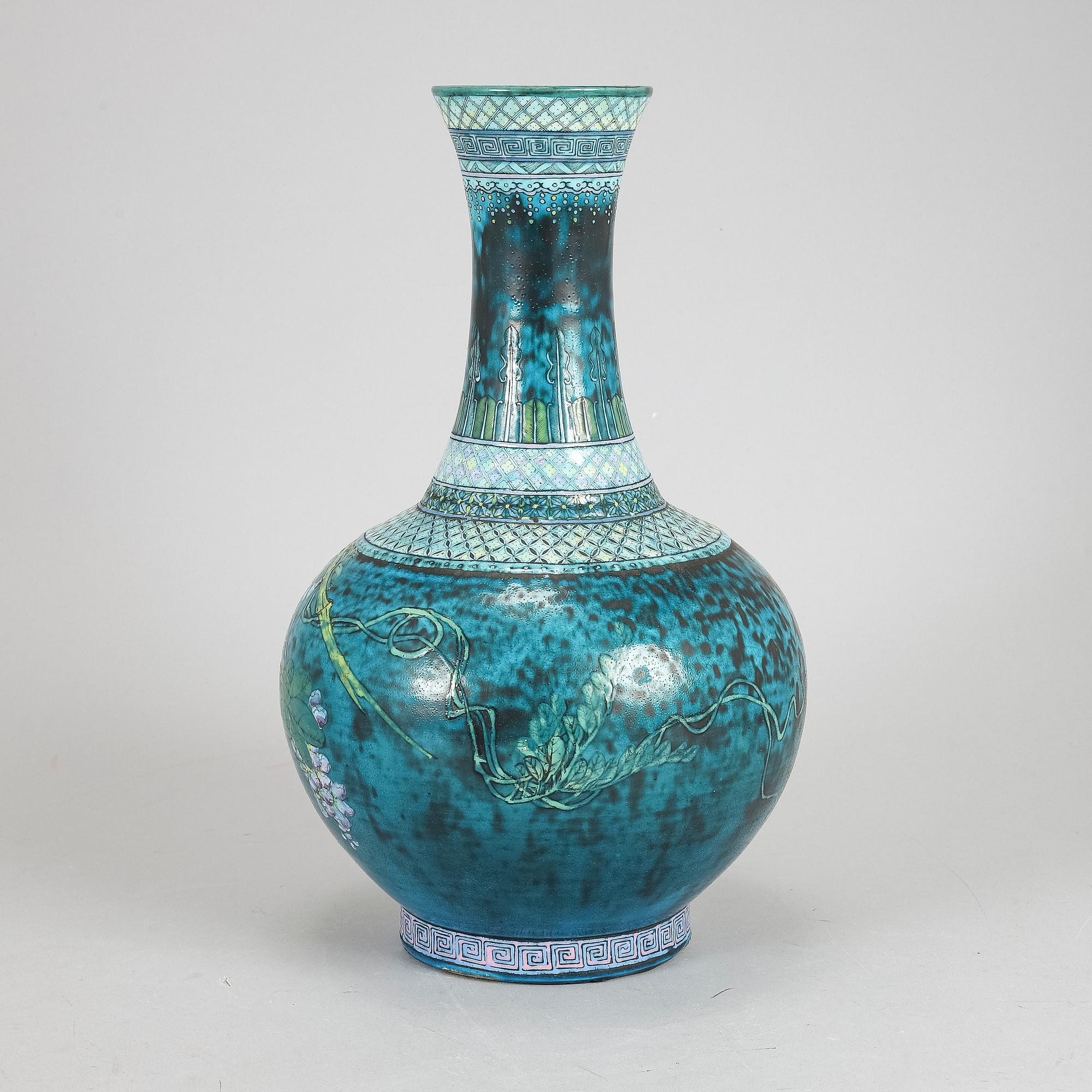 A Japanese vase, 20th century.