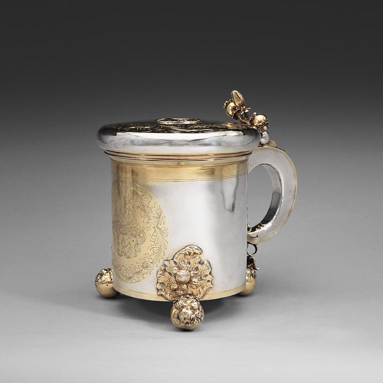 A Baltic late 17th century/early 18th century parcel-gilt tankard, marks of Israel Caroli, Riga (1691-1709).