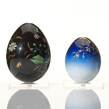 Ägg, två stycken, porslin. Ryssland, 1890-1900, troligen Kejserliga porslinsmanufakturen, St Petersburg.