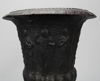 TRÄDGÅRDSURNOR, ett par, gjutjärn, märkta S:B. Empire, 1800-talets första hälft.