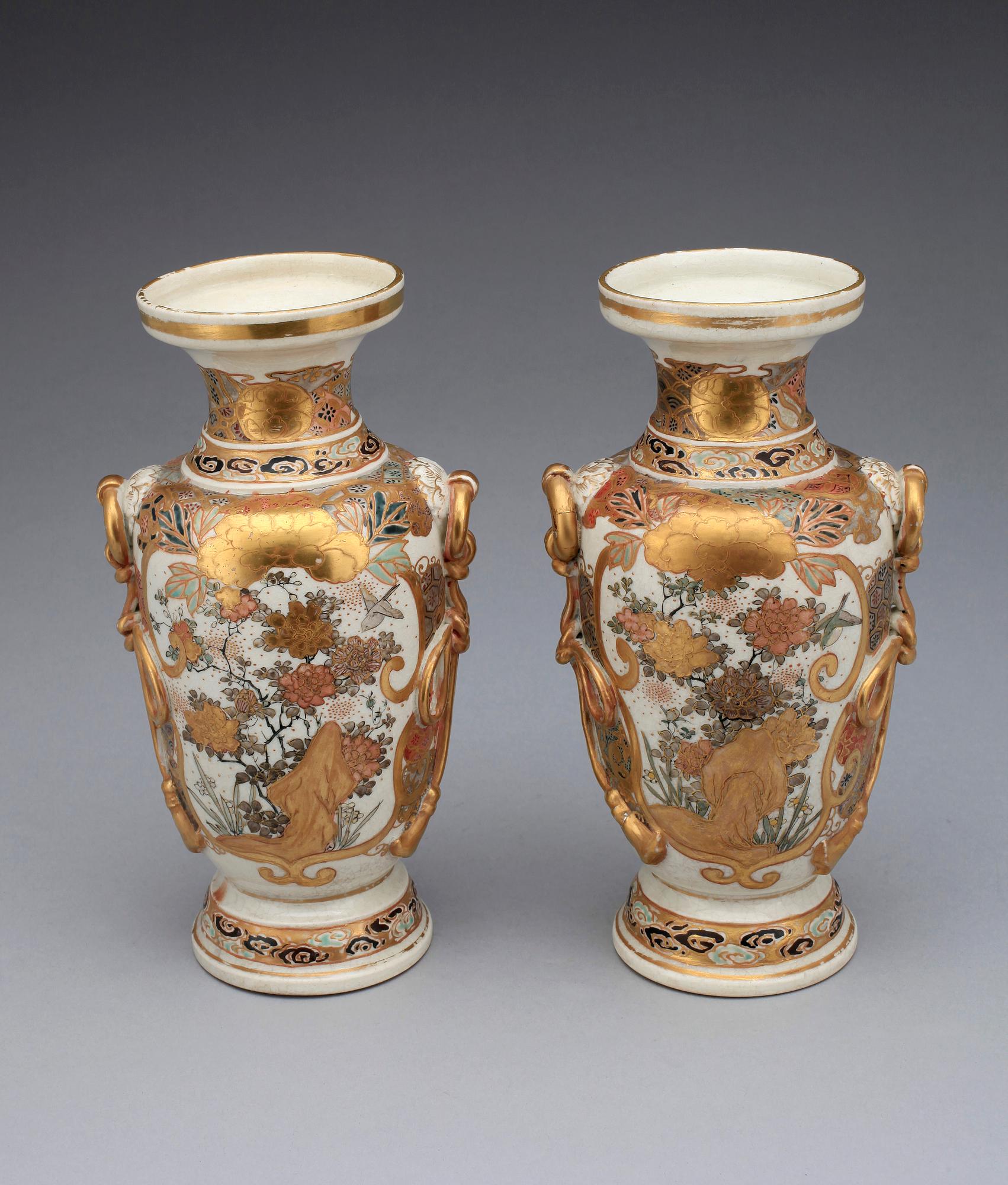 VASER, ett par, porslin, Satsuma, troligen Meiji, Japan tidigt 1900-tal.