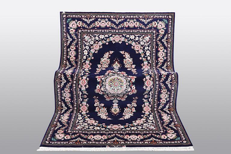 Matta, Isfahan, part silk, signerad Davari, ca 197 x 128 cm.