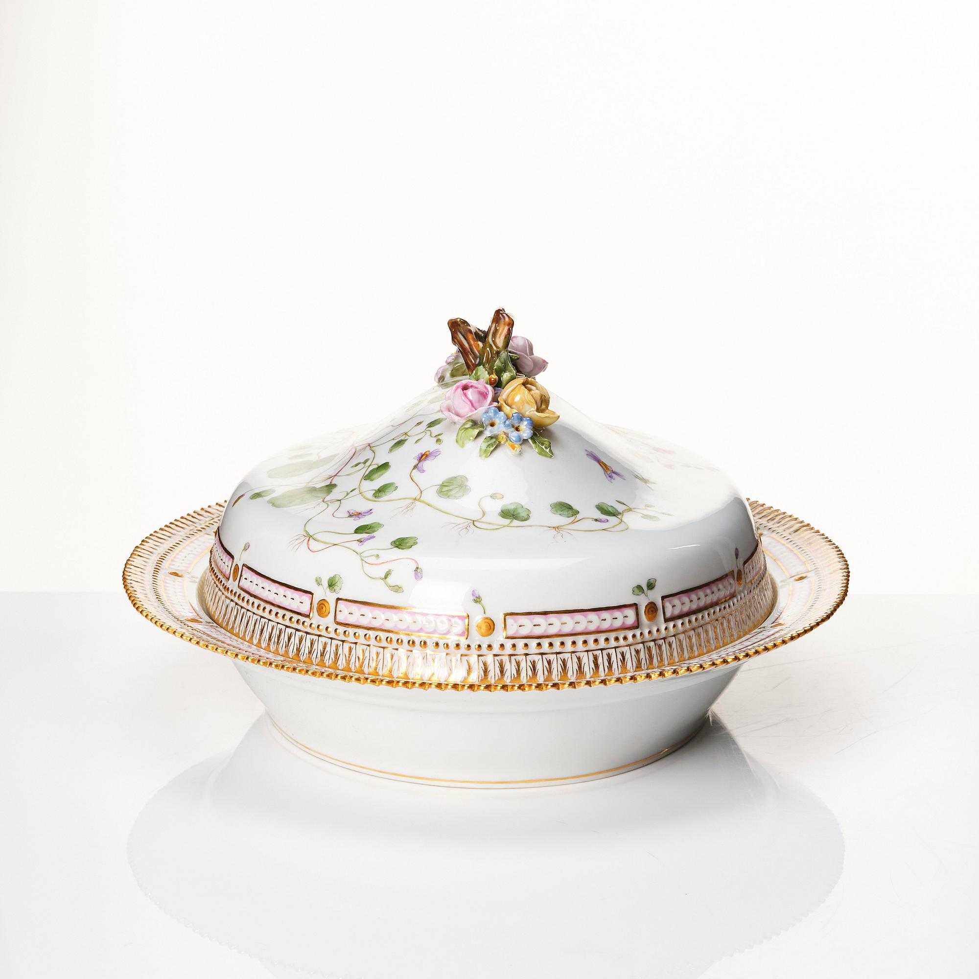 A Royal Copenhagen 'Flora Danica' dish with cover, Denmark, 20th Century.