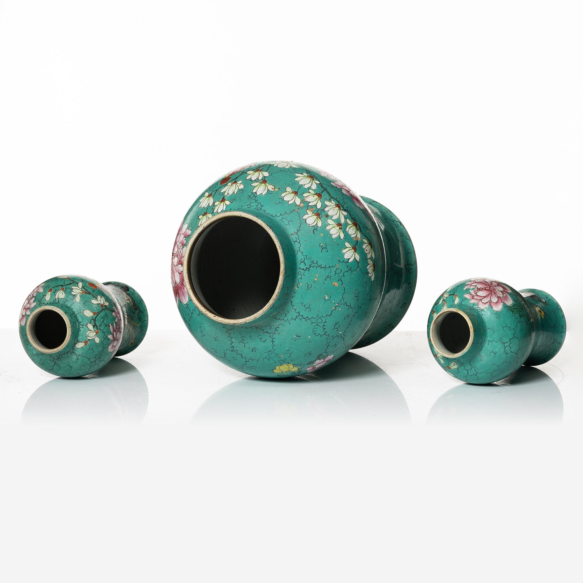 A three-piece garniture, Qing dynasty, 19th century.