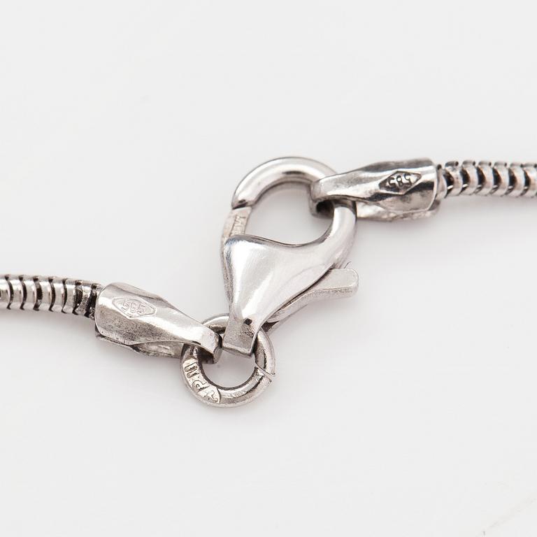 A 14K white gold necklace with cultured pearlsand diamonds ca. 0.06 ct in total.