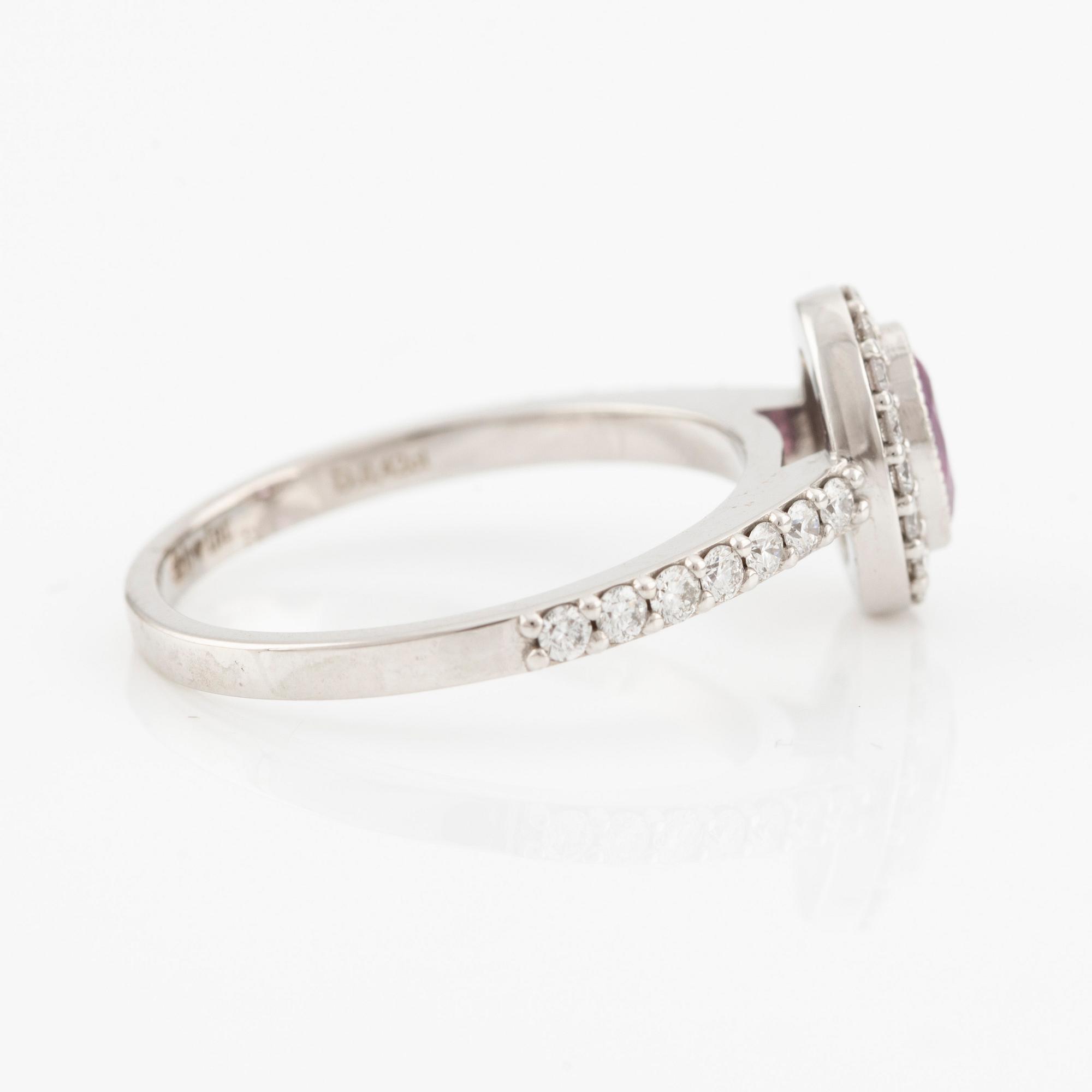 Ring 14K guld med en rosa fasettslipad safir och runda briljantslipade diamanter.