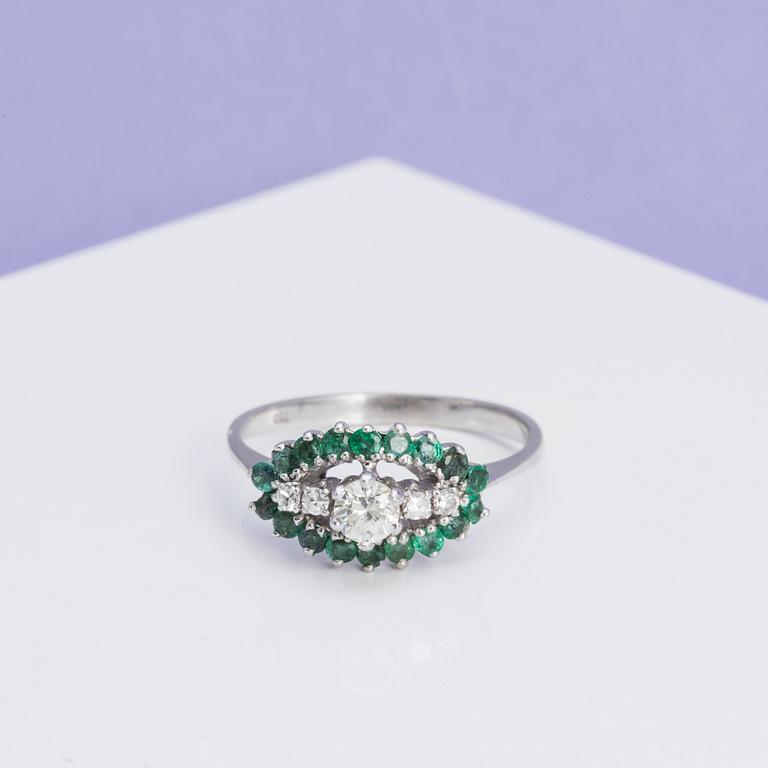 A ca 0.20 ct brilliant-cut diamond ring with faceted emeralds.