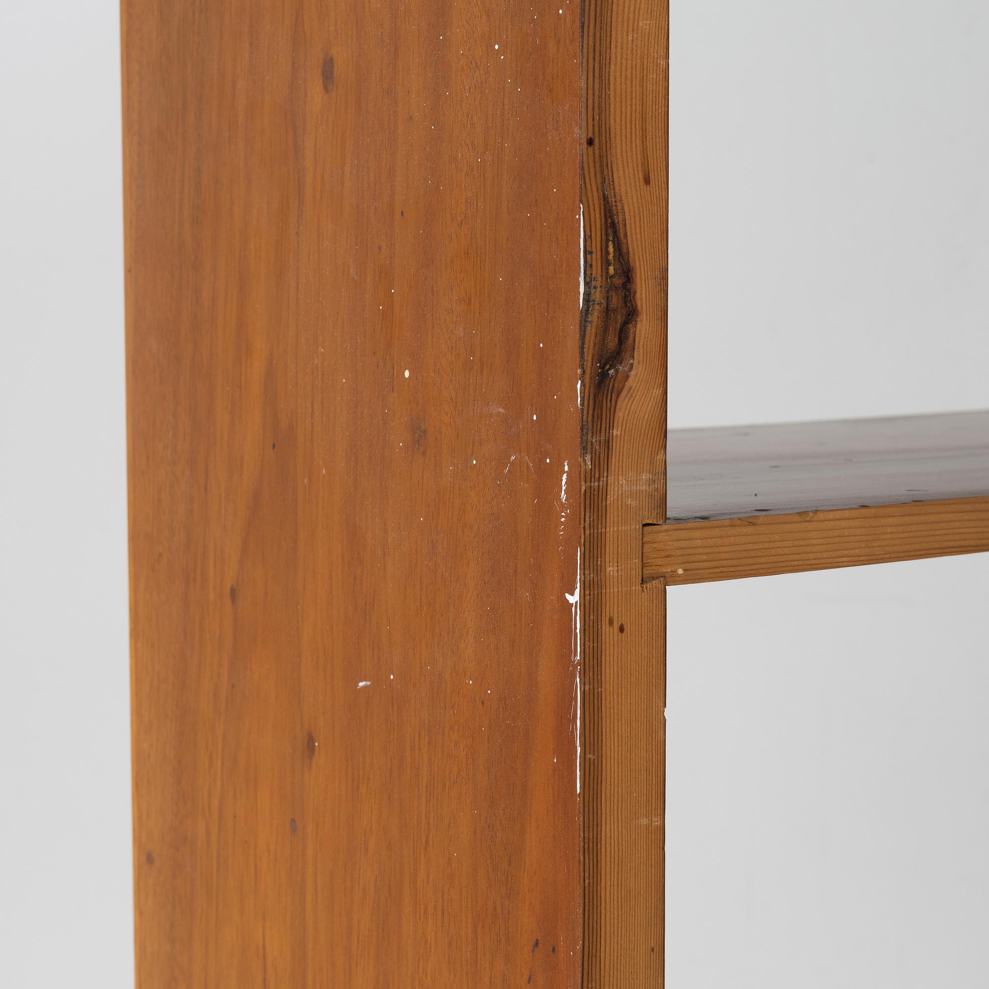 Bokhyllor, ett par, omkring år 1900.