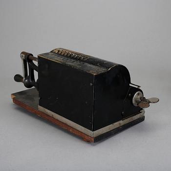 RÄKNEMASKINER, 3 st, tidigt 1900-tal.