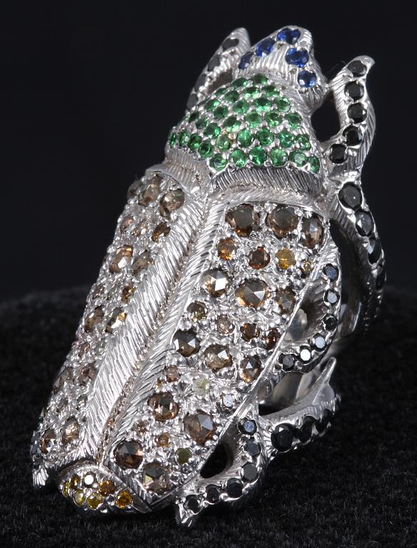 RING, vitguld, diamanter, smaragder och safirer. Tot vikt 26 gram.
