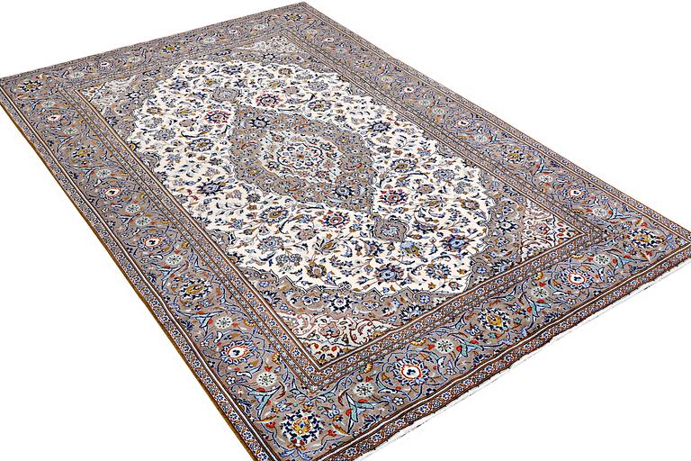 A Kashan carpet, c. 294 x 189 cm.