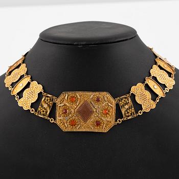 Collier,  18K guld med glasfluss och karneol, filigran, Stockholm år 1800.