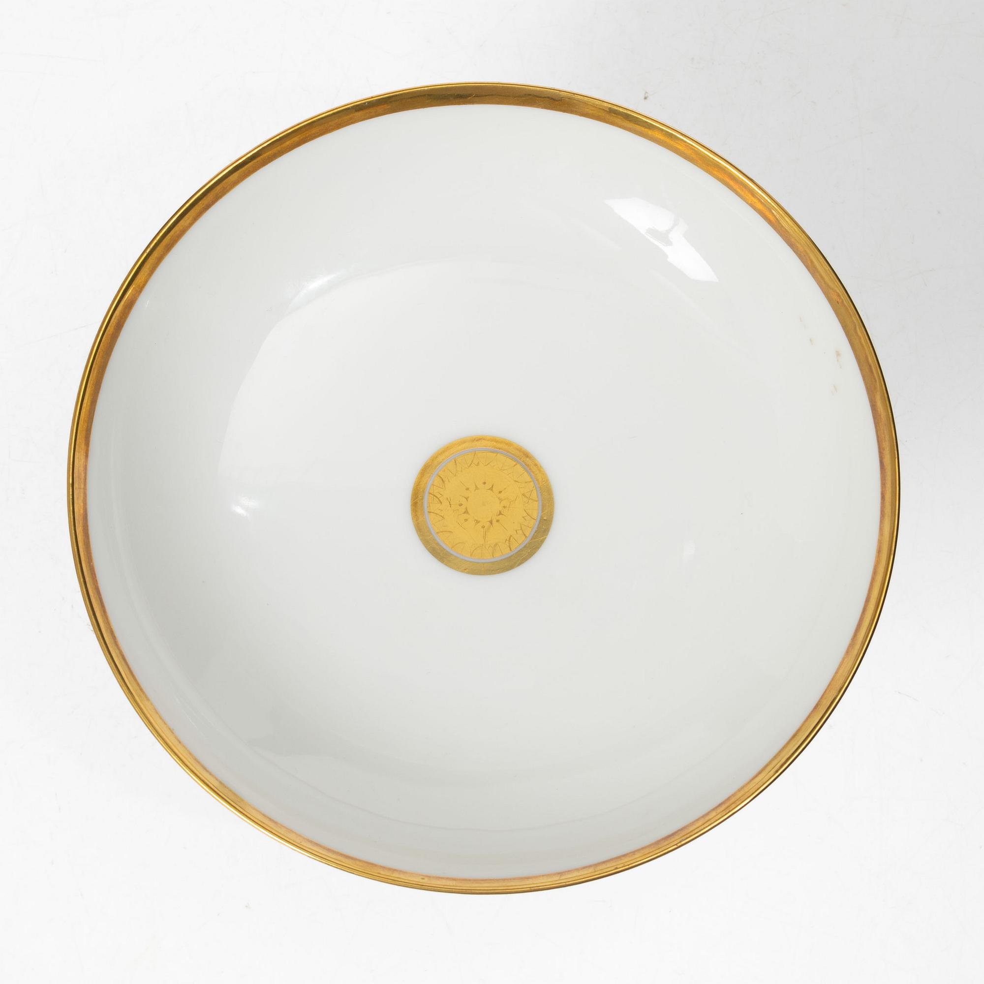 A pair of bowls on foot, 19th Century.
