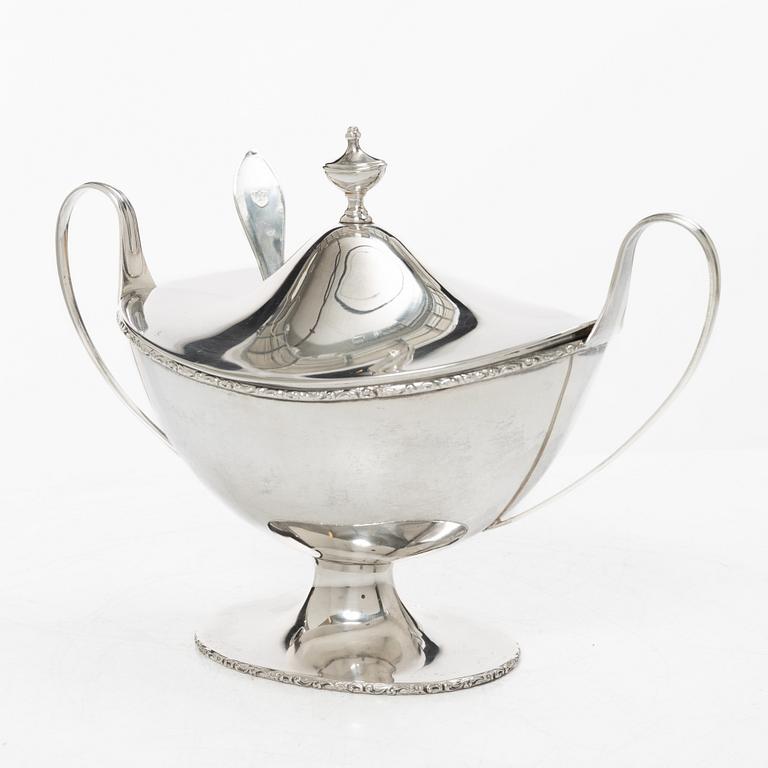Firma Carl Fredrik Carlman, sockerskål med lock samt strösked, silver, Stockholm 1919.