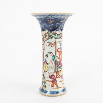 Vase, porcelain. Qing Dynasty, Qianlong (1736-95).