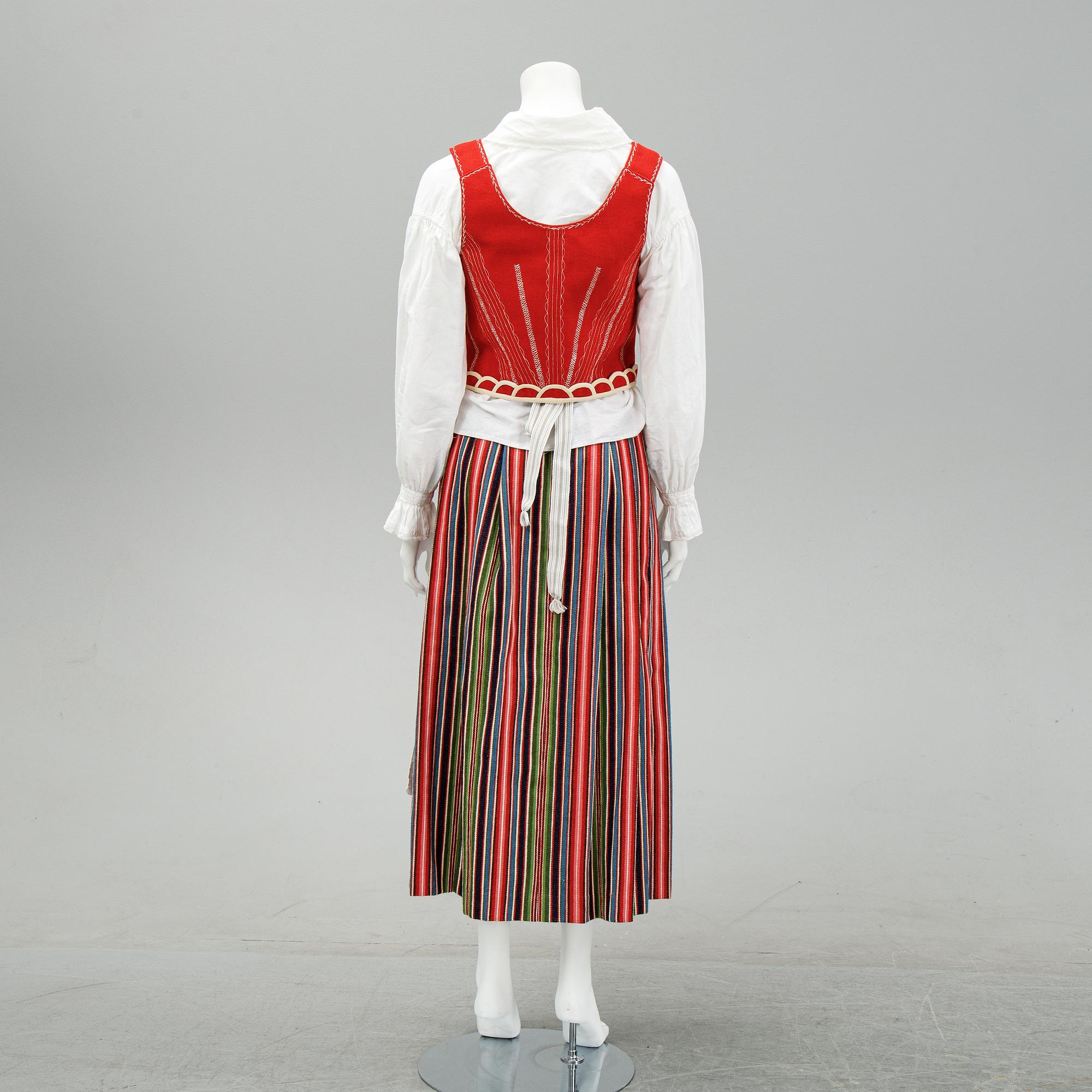 Folkdräkt, Östra Härad, 1900-talets andra hälft. Omkring storlek 38.