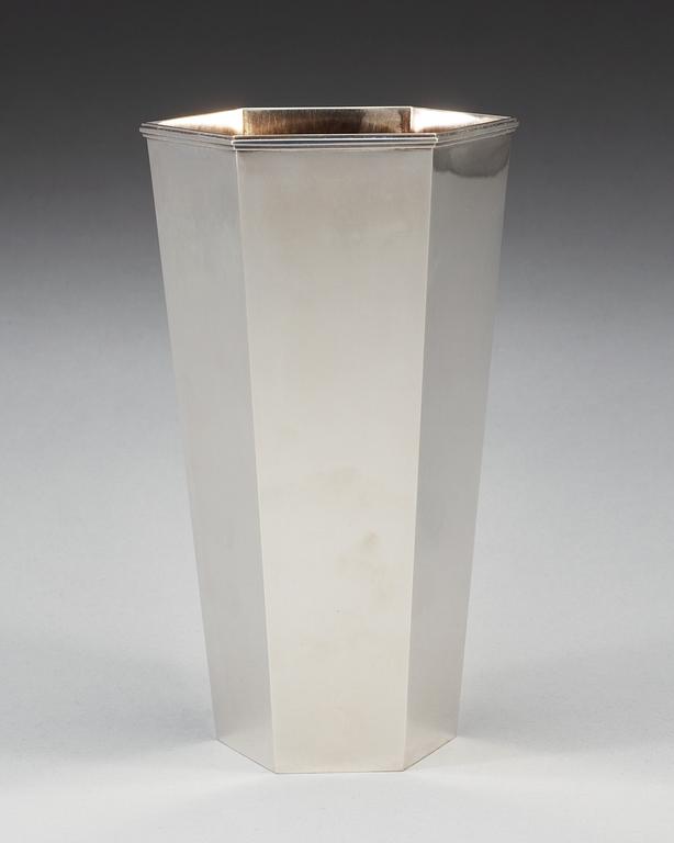 A Wiwen Nilsson sterling vase, Lund 1958.