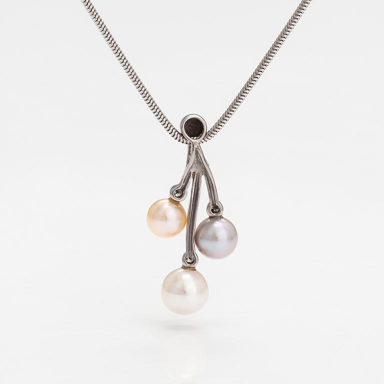 A 14K white gold necklace with cultured pearlsand diamonds ca. 0.06 ct in total.