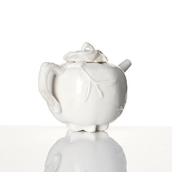 A blanc de chine tea pot with cover, Qing dynasty, Kangxi (1662-1722).