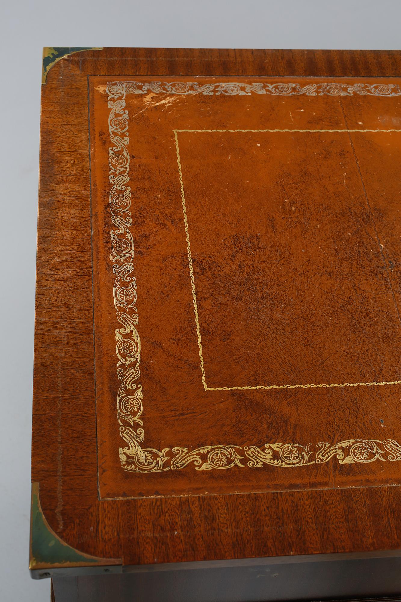 SKRIVBORD, engelsk stil. 1900-talets andra hälft.