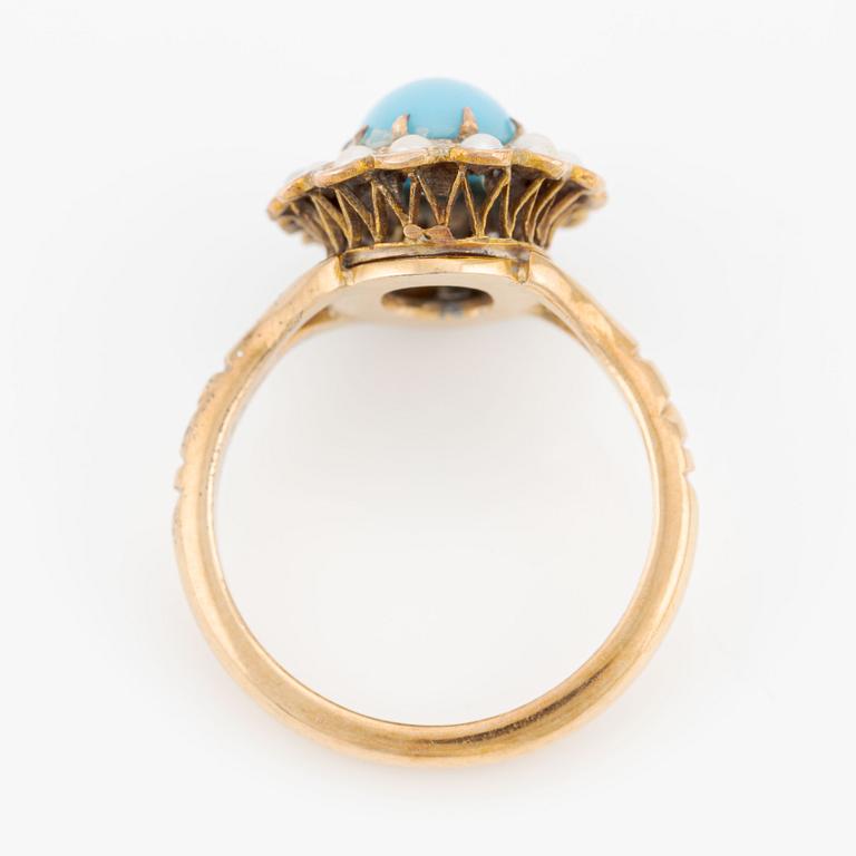 Ring in 18K gold with a turquoise-coloured stone and pearls.