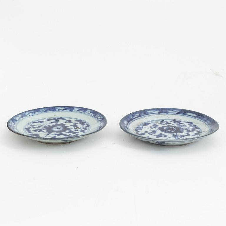 A group of 24 Chinese porcelain dishes, late Qing dynasty, 19/20th Century.