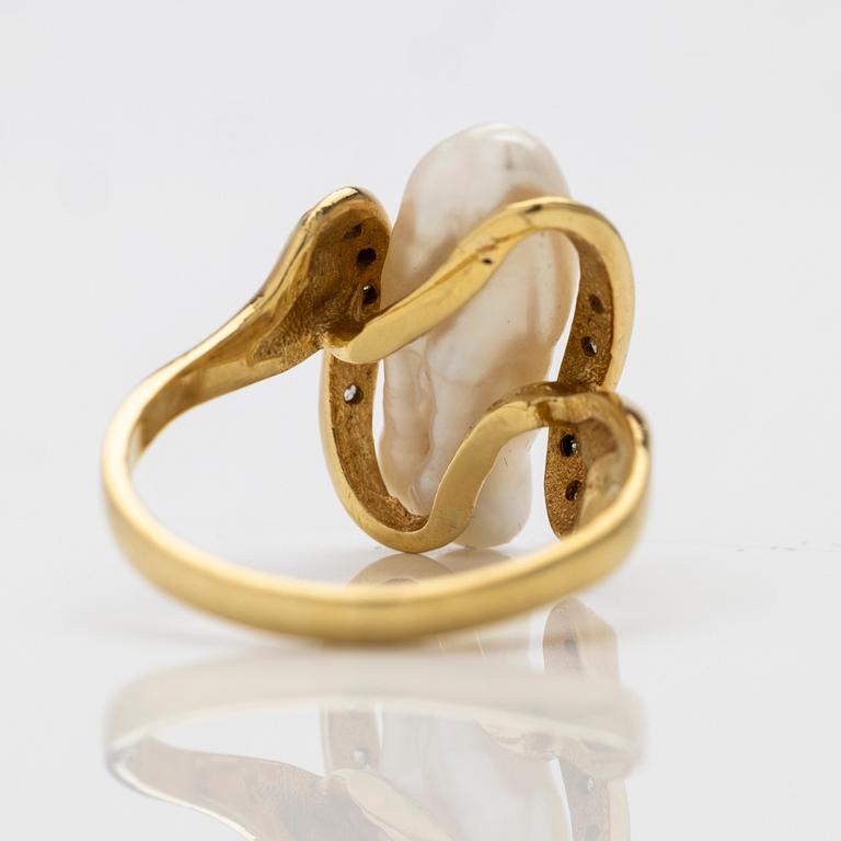 18K gold ring with pearl and diamonds.