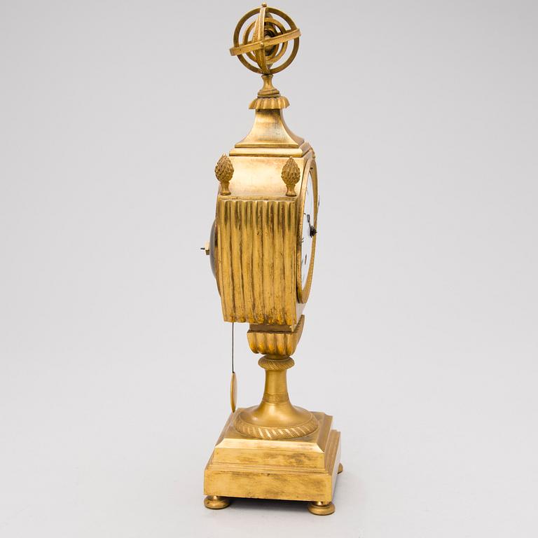 BORDSUR, brännförgylld brons, signerad Lepaute á Paris, 1700-talets slut/1800-talets början.