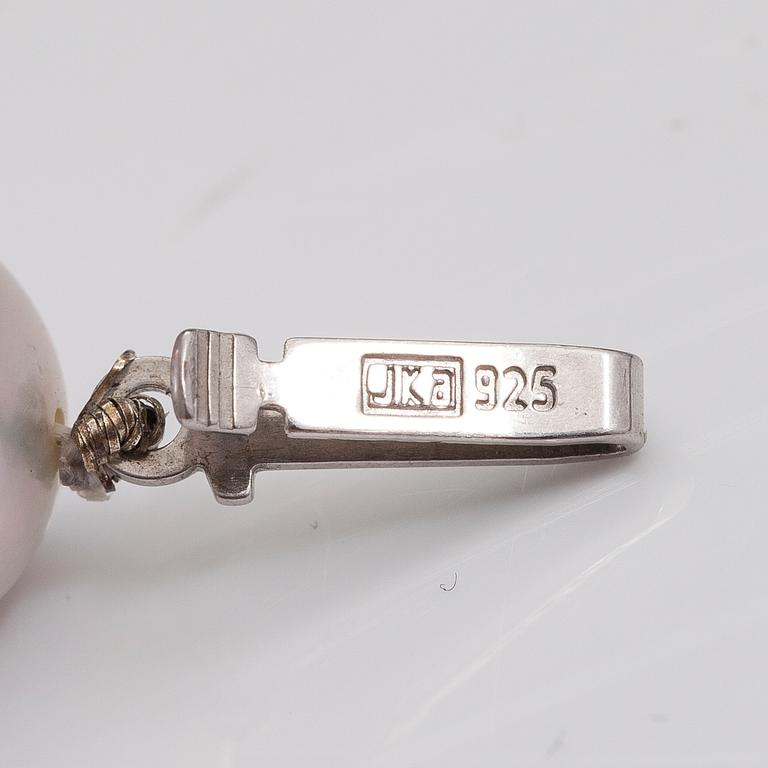 A pearl collier with cultured pealrs and sterling silver clasp.