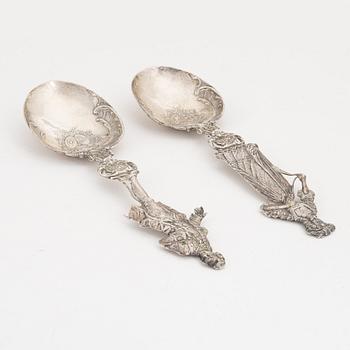 A pair of silver spoons, import mark of Edwin Thompson Bryant, London 1896.