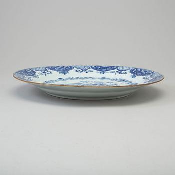 A blue and white dish, Qing dynasty, early 18th Century.