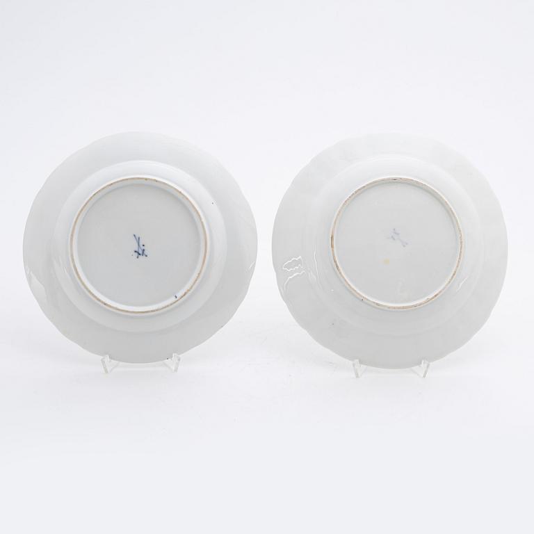 Meissen, tallrikar, två st,  punktzeit (1756-1773) samt Marcolinis period (1774-1814).