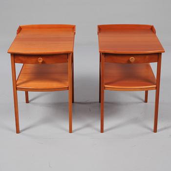 SÄNGBORD, 2 st, Carl Malmsten, Åfors Möbelfabrik, 1900-talets andra hälft.
