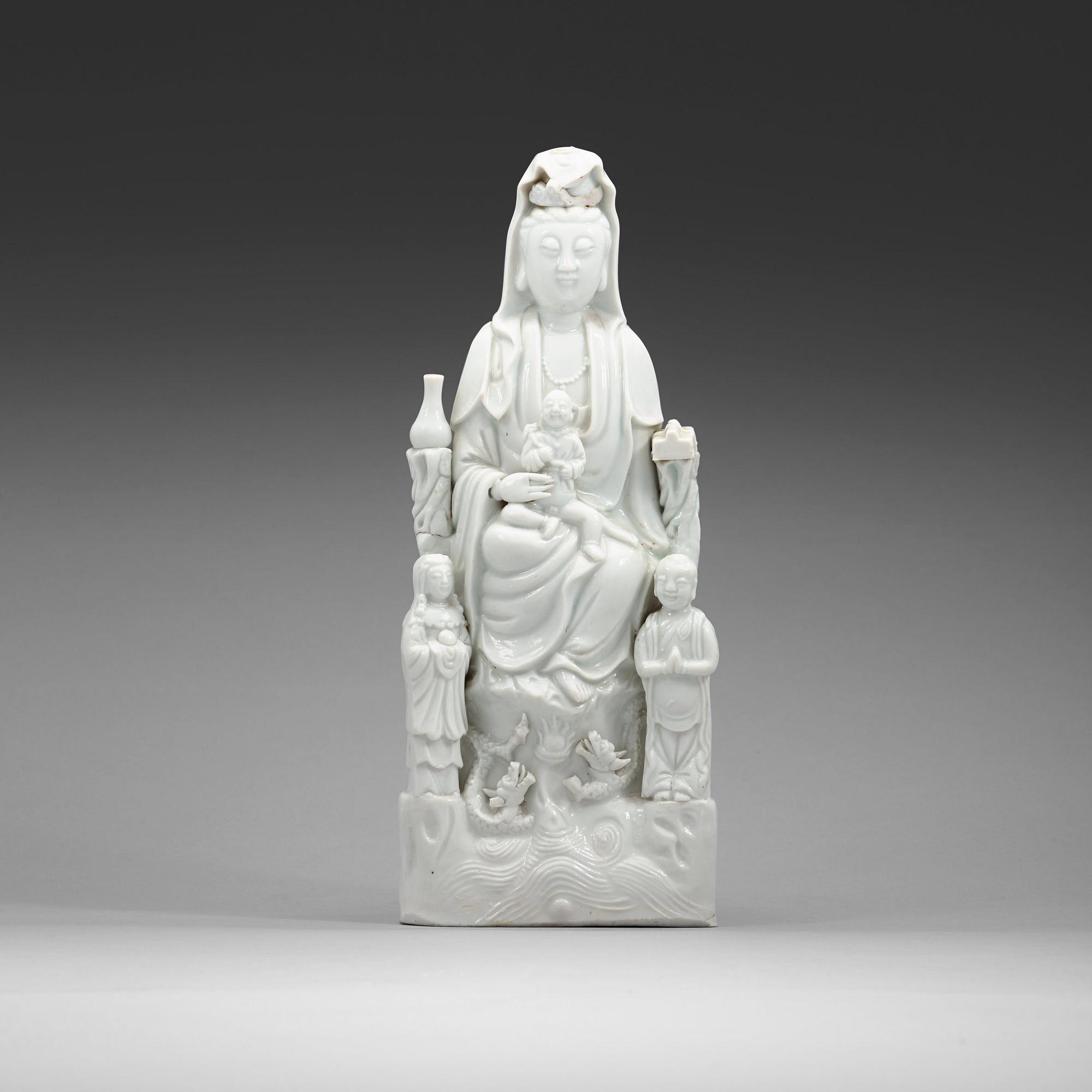 A blanc de chine figure of Guanyin, late Qing dynasty (1662-1912).
