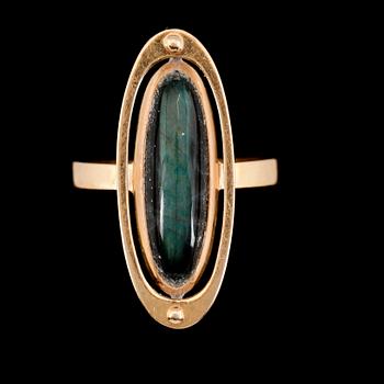 RING, 18K guld och mörk sten, Finland 1963. Total vikt ca 5 g.