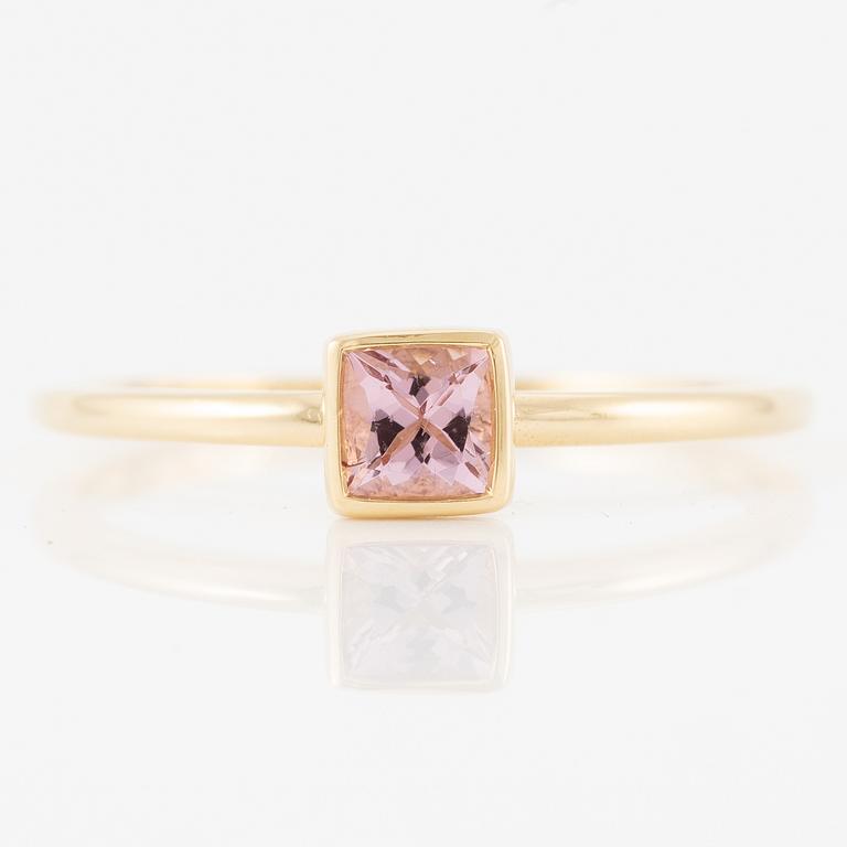 Ring 18K guld med morganit.