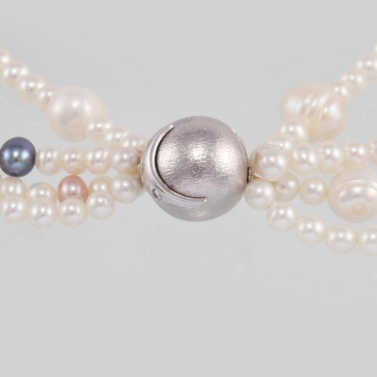 COLLIER, odlade pärlor med lås i 18K vitguld, briljantslipade diamanter samt odlad pärla, Ole Lynggaard.