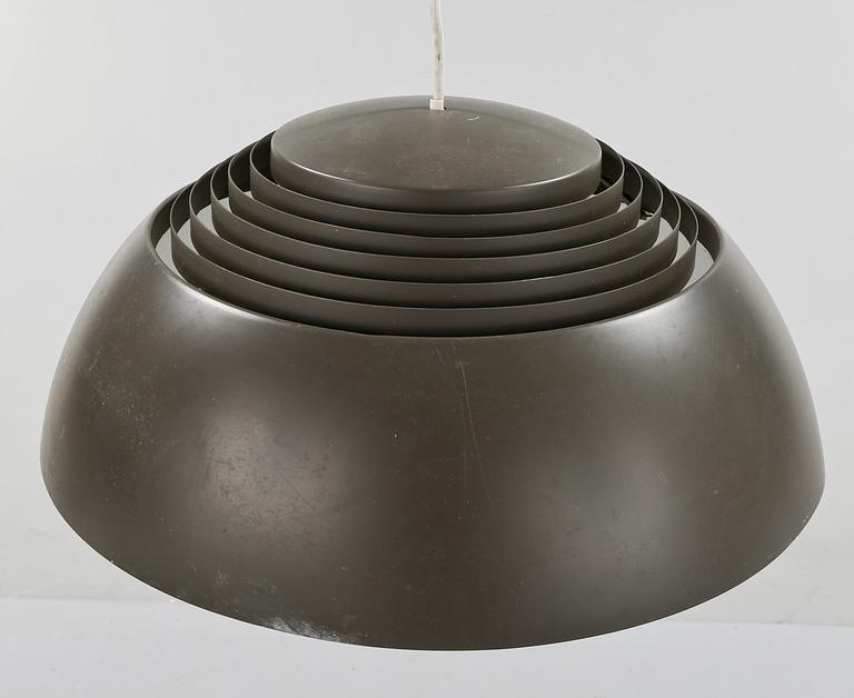 TAKLAMPA, "AJ Pendel", Arne Jacobsen för Louis Poulsen, 1900-talets andra hälft. Höjd ca 25 cm.