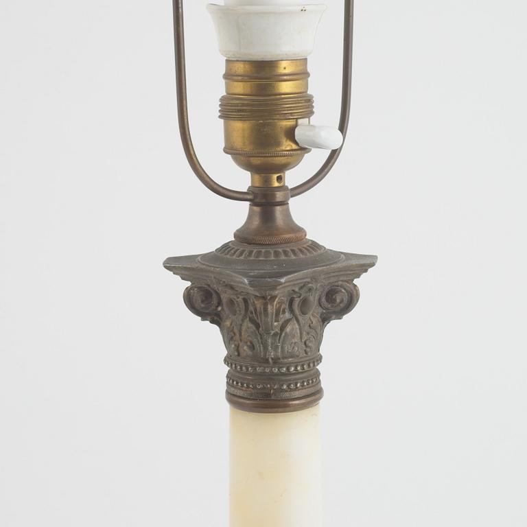 Bordslampa, kolonnformad, alabaster, 1900-tal.