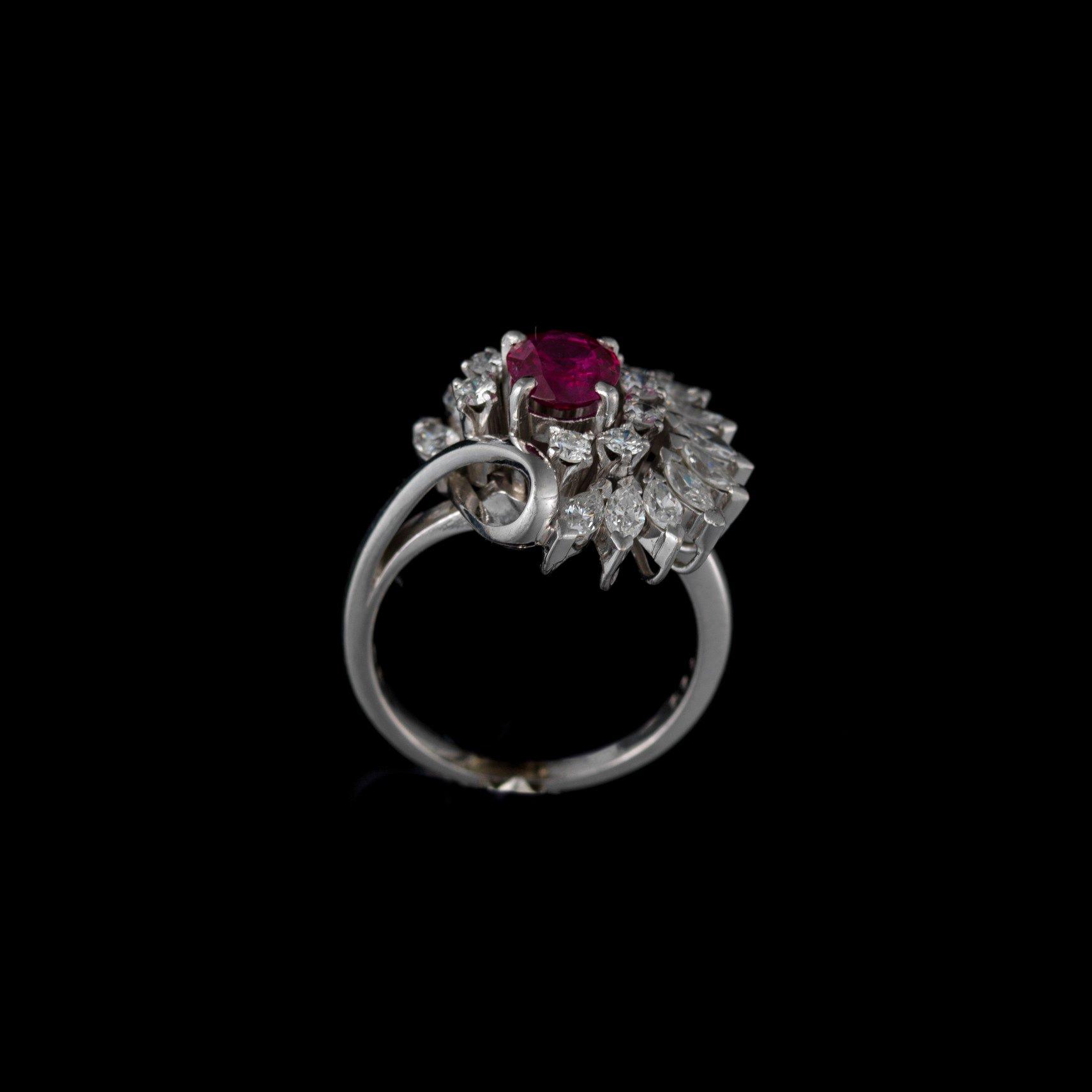 RING, platina, rubin, diamanter. Vikt ca 9,4 g.